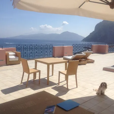 לינה וארוחת בוקר Capri Inn קאפרי