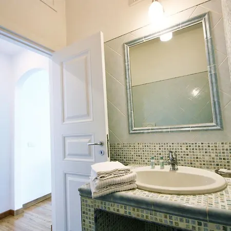 לינה וארוחת בוקר Capri Inn 4*