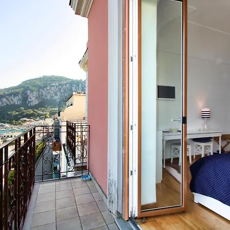 Capri Inn Nocleg ze śniadaniem 2*