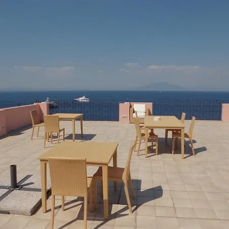Capri Inn Nocleg ze śniadaniem 2*