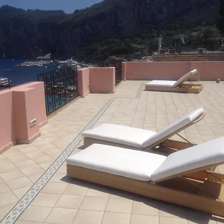 Alojamento de Acomodação e Pequeno-almoço Capri Inn 4*