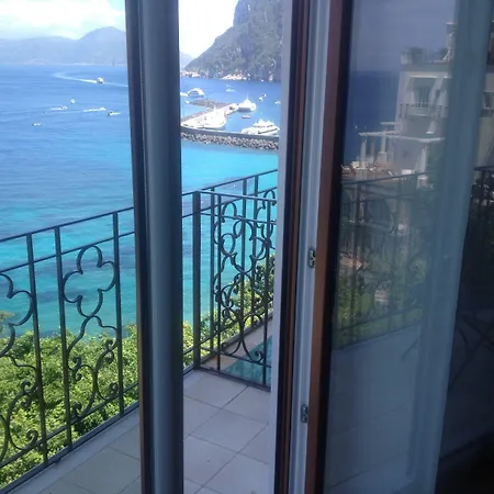 Bed & Breakfast Capri Inn 4*