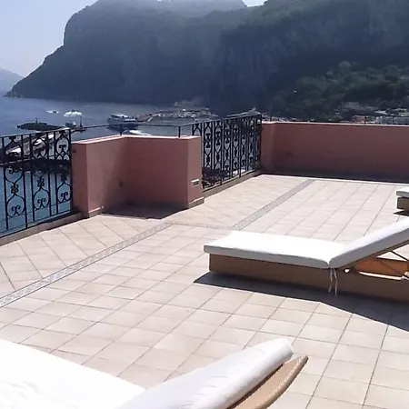 Bed & Breakfast Capri Inn 4*