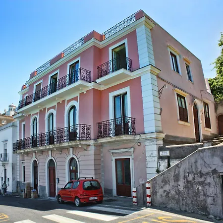 Capri Inn לינה וארוחת בוקר 4*