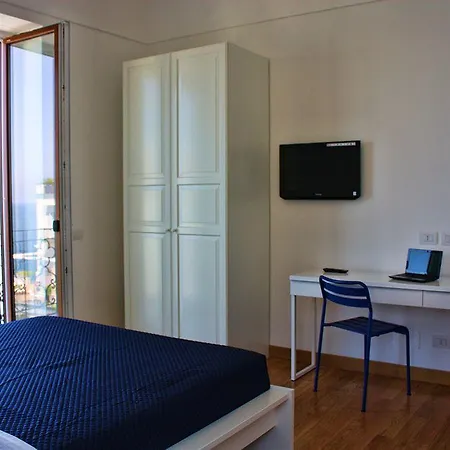 Capri Inn לינה וארוחת בוקר 4*