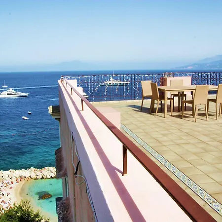 Nocleg ze śniadaniem Capri Inn 2*