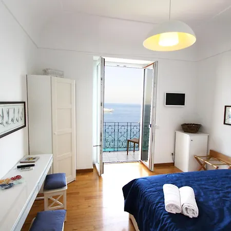 לינה וארוחת בוקר Capri Inn