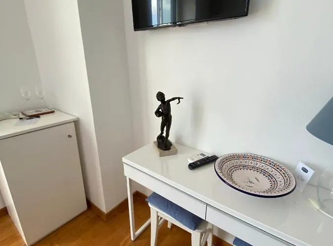 Alojamento de Acomodação e Pequeno-almoço Capri Inn 4*