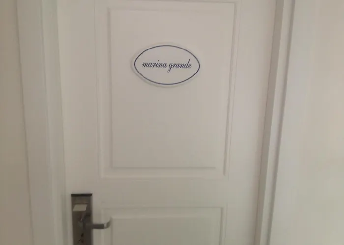 לינה וארוחת בוקר Capri Inn 4*