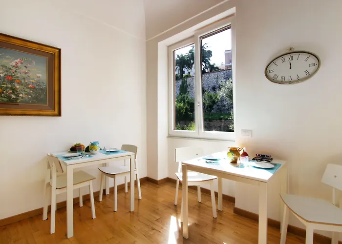 לינה וארוחת בוקר Capri Inn קאפרי