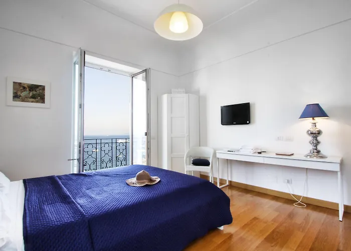 Alojamento de Acomodação e Pequeno-almoço Capri Inn 4*