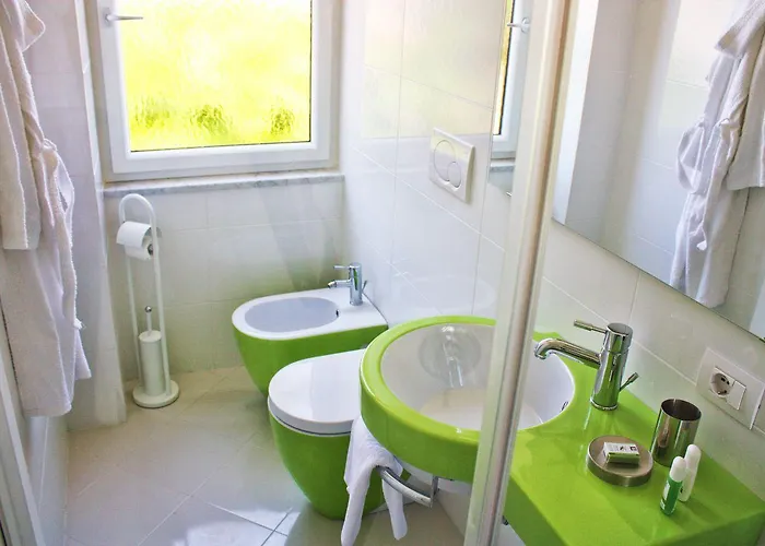 לינה וארוחת בוקר Capri Inn 4*