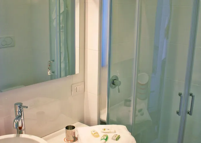 Alojamento de Acomodação e Pequeno-almoço Capri Inn 4*