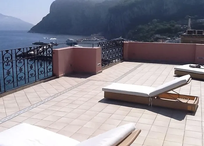 לינה וארוחת בוקר Capri Inn 4*