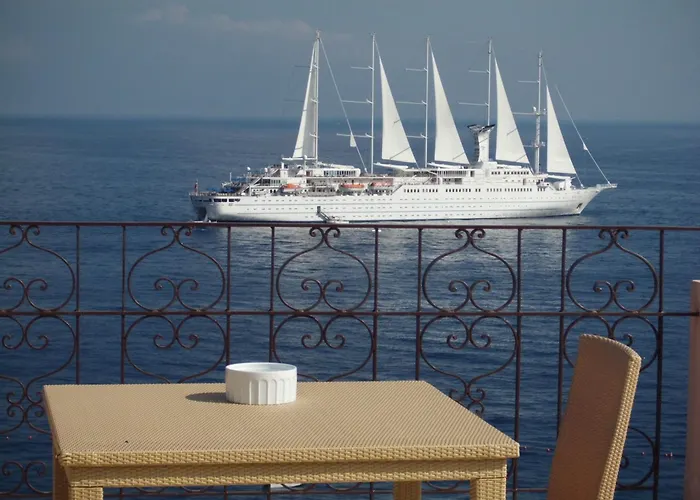 Alojamento de Acomodação e Pequeno-almoço Capri Inn 4*